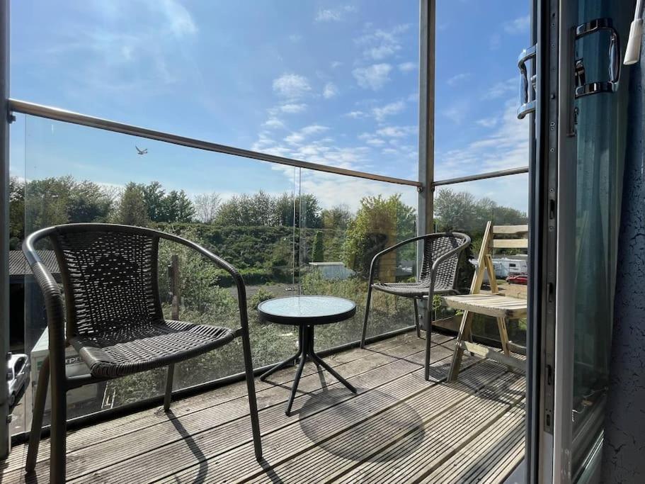 Stylish Station Apartment In Rochester With Free Parking Wainscot Exterior foto