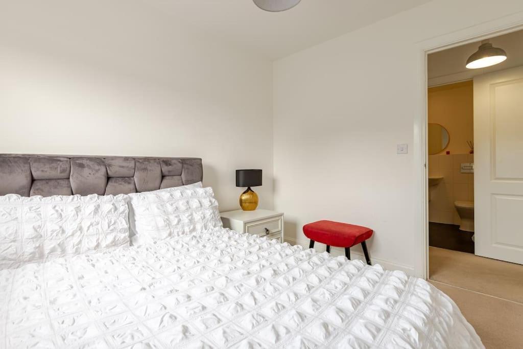 Stylish Station Apartment In Rochester With Free Parking Wainscot Exterior foto