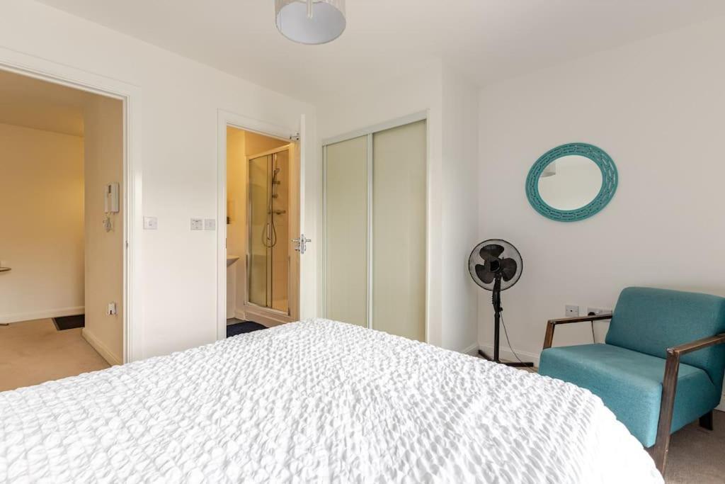 Stylish Station Apartment In Rochester With Free Parking Wainscot Exterior foto