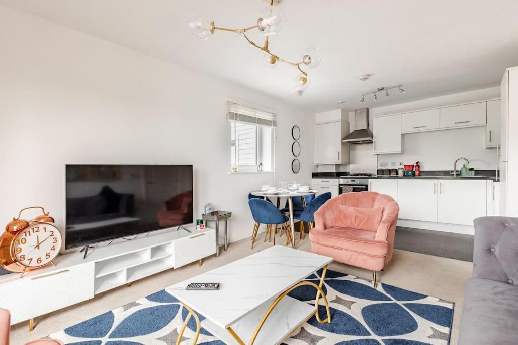 Stylish Station Apartment In Rochester With Free Parking Wainscot Exterior foto