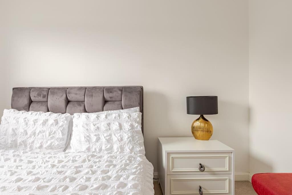 Stylish Station Apartment In Rochester With Free Parking Wainscot Exterior foto